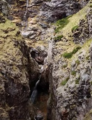 Скрития водопад (Ушите)